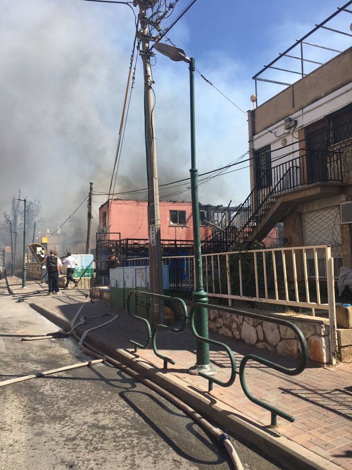 שריפת ענק בצפת: 8 נפגעו, עשרות בתים פונו • צפו