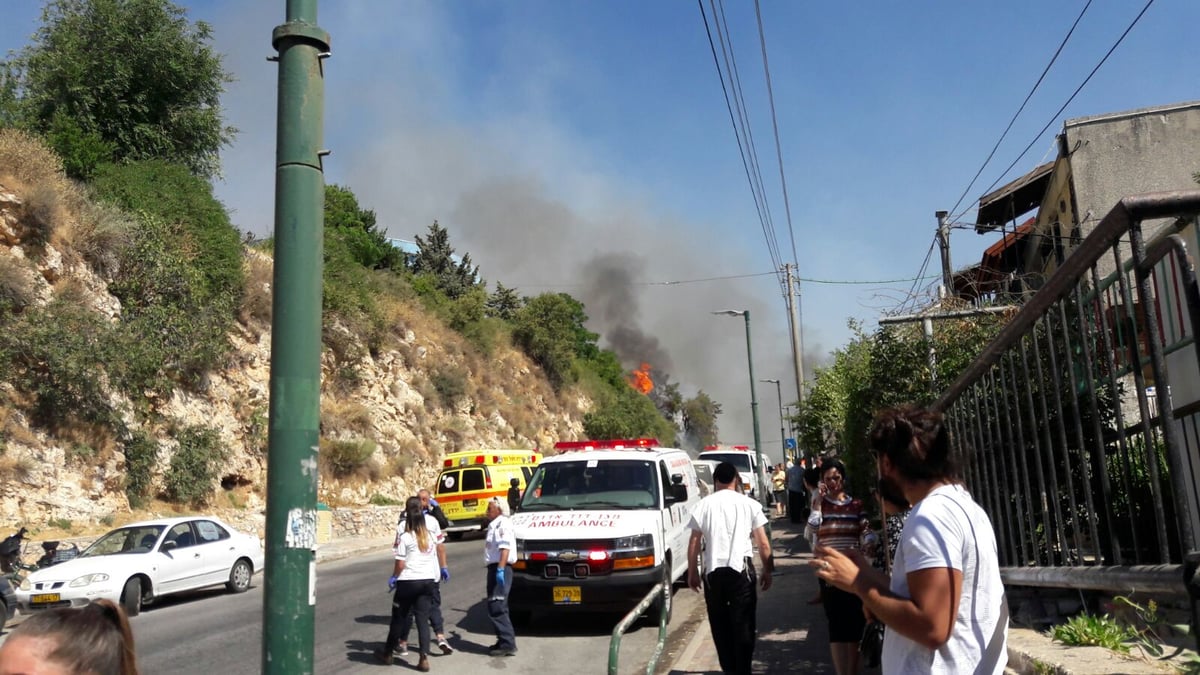 שריפת ענק בצפת: 8 נפגעו, עשרות בתים פונו • צפו