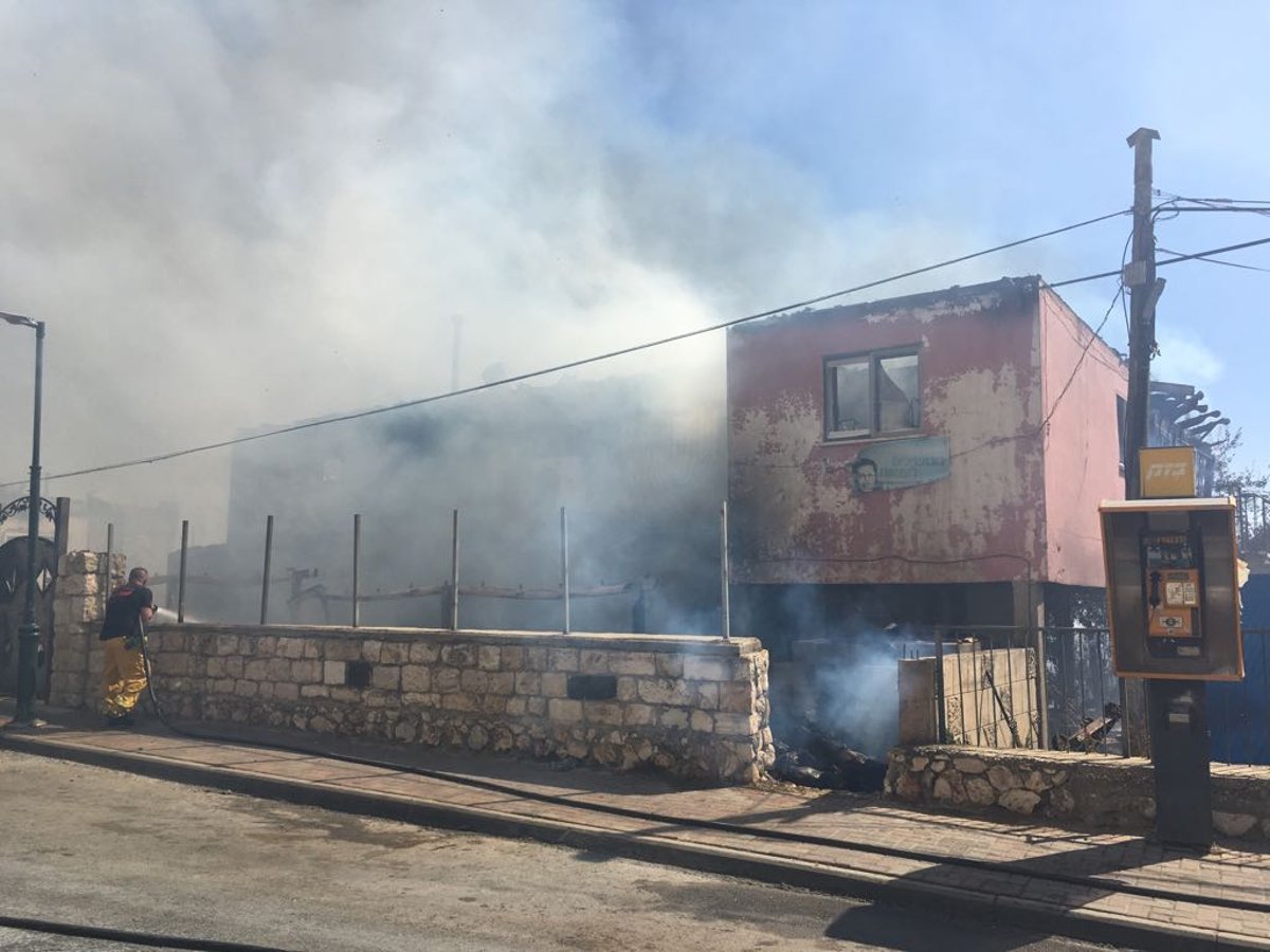 שריפת ענק בצפת: 8 נפגעו, עשרות בתים פונו • צפו