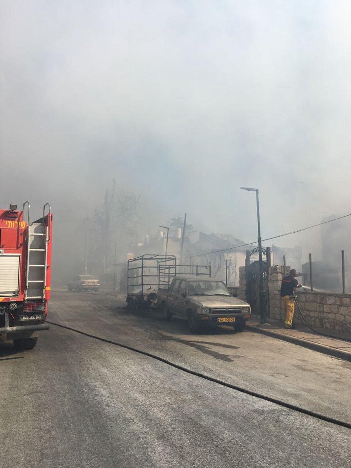 שריפת ענק בצפת: 8 נפגעו, עשרות בתים פונו • צפו