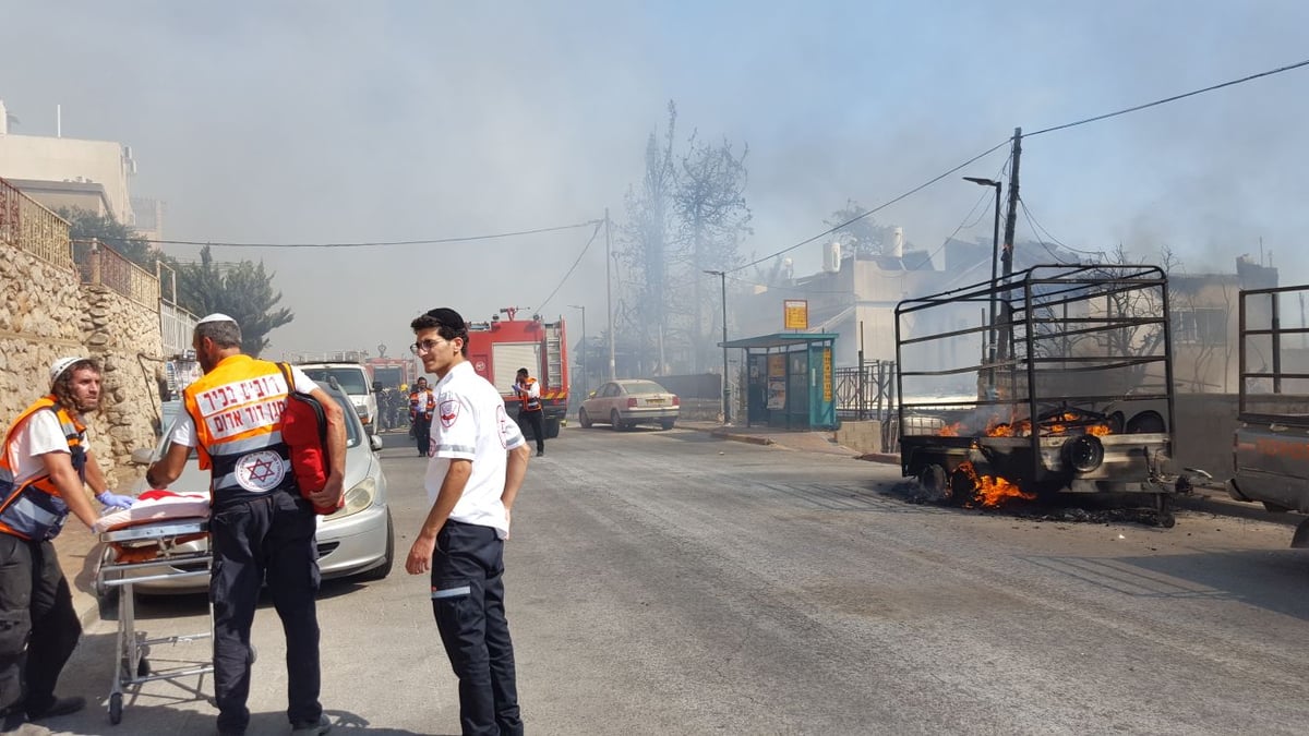 שריפת ענק בצפת: 8 נפגעו, עשרות בתים פונו • צפו