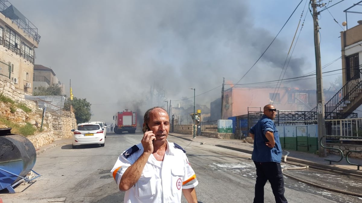 שריפת ענק בצפת: 8 נפגעו, עשרות בתים פונו • צפו