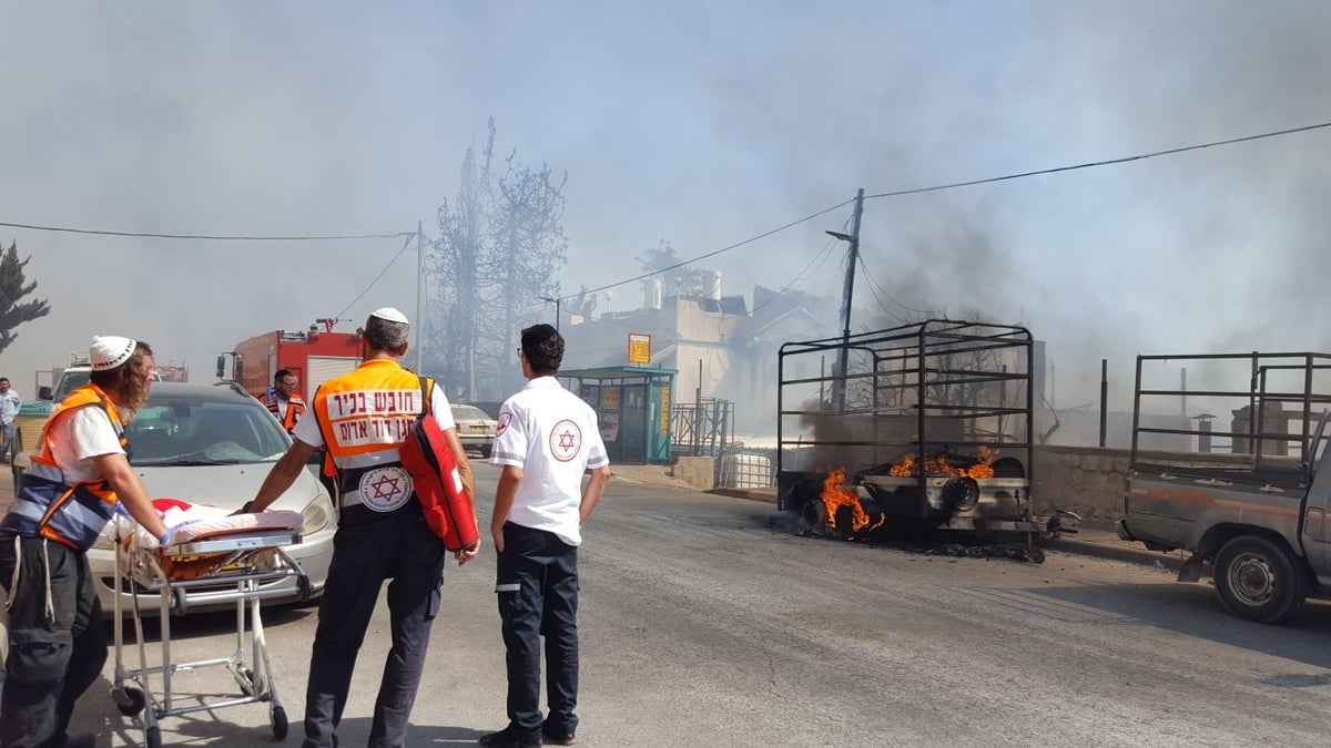 שריפת ענק בצפת: 8 נפגעו, עשרות בתים פונו • צפו