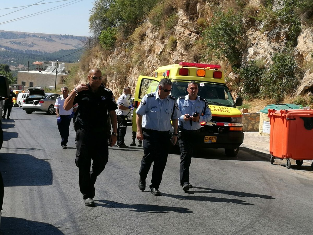 שריפת ענק בצפת: 8 נפגעו, עשרות בתים פונו • צפו