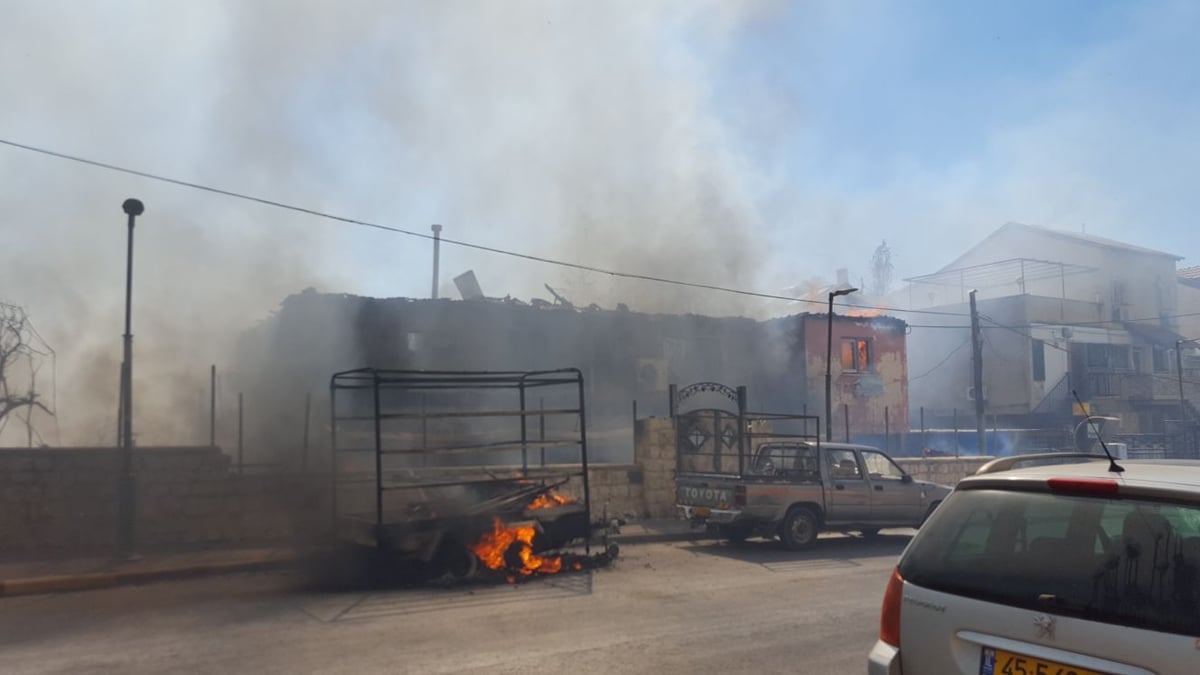 שריפת ענק בצפת: 8 נפגעו, עשרות בתים פונו • צפו