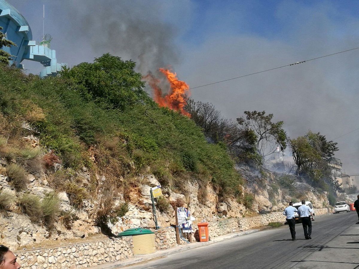 שריפת ענק בצפת: 8 נפגעו, עשרות בתים פונו • צפו