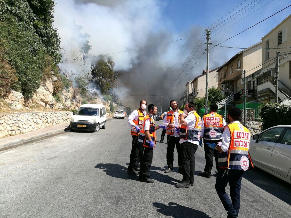 שריפת ענק בצפת: 8 נפגעו, עשרות בתים פונו • צפו