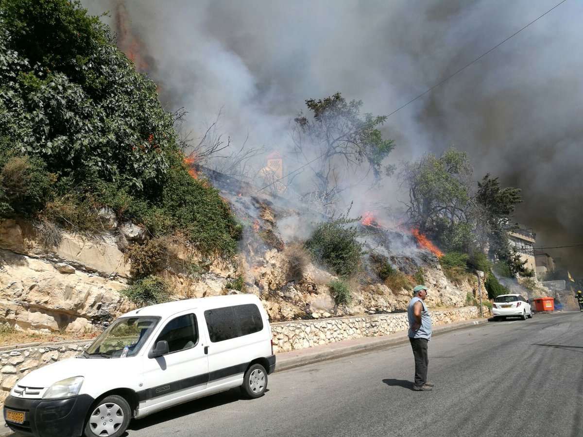 שריפת ענק בצפת: 8 נפגעו, עשרות בתים פונו • צפו