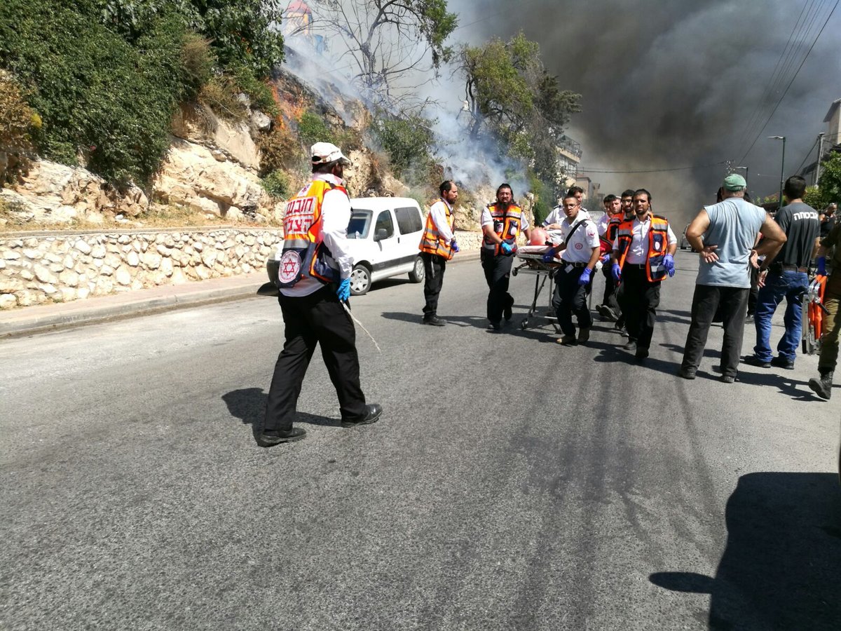 שריפת ענק בצפת: 8 נפגעו, עשרות בתים פונו • צפו