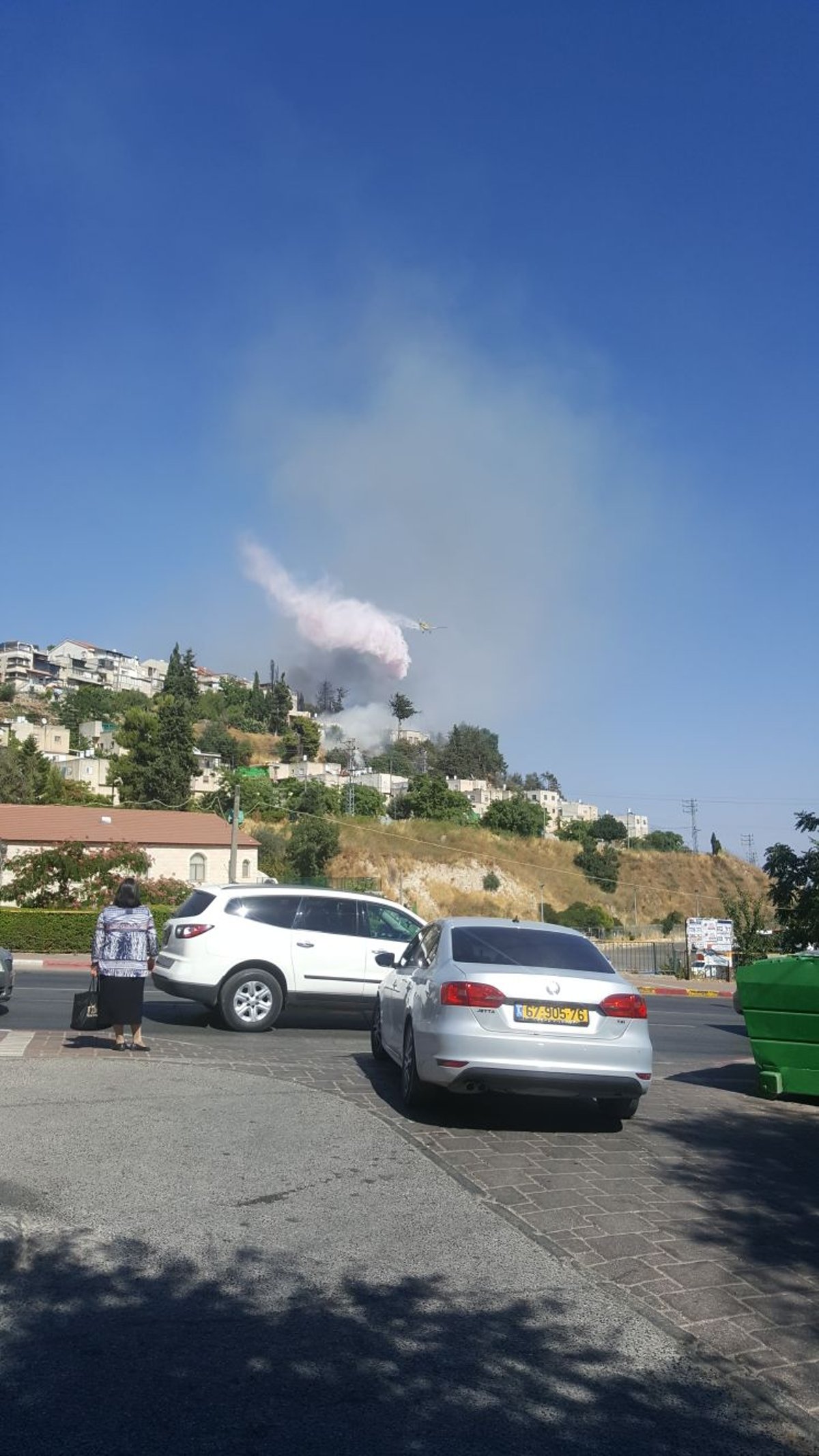 שריפת ענק בצפת: 8 נפגעו, עשרות בתים פונו • צפו