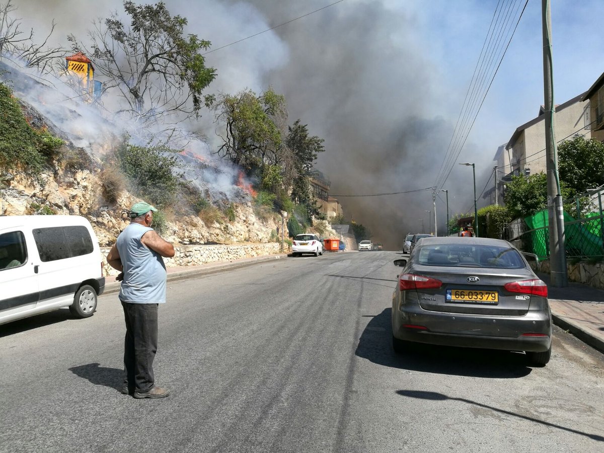 שריפת ענק בצפת: 8 נפגעו, עשרות בתים פונו • צפו