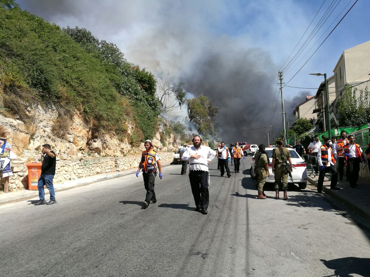 שריפת ענק בצפת: 8 נפגעו, עשרות בתים פונו • צפו