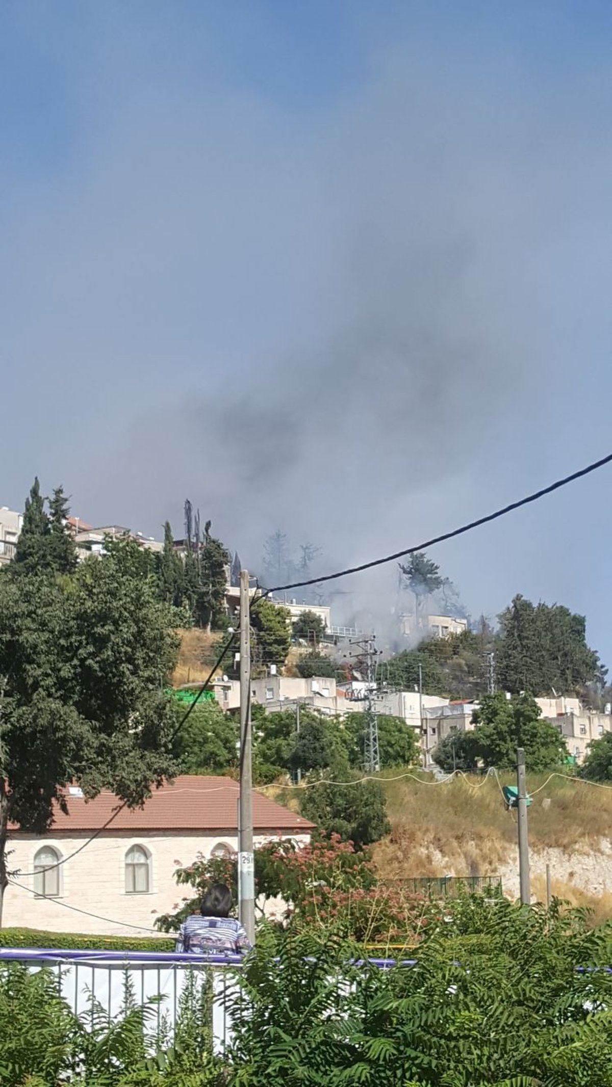 שריפת ענק בצפת: 8 נפגעו, עשרות בתים פונו • צפו