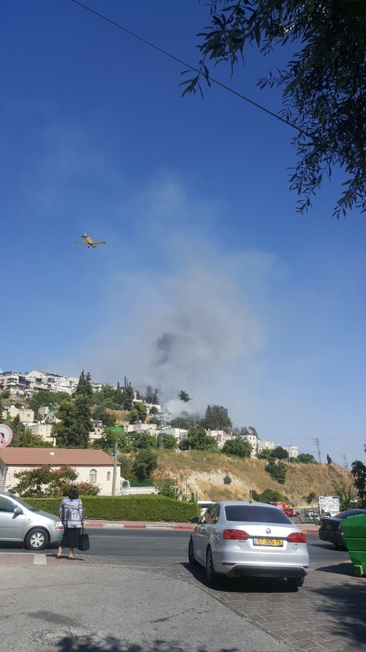 שריפת ענק בצפת: 8 נפגעו, עשרות בתים פונו • צפו