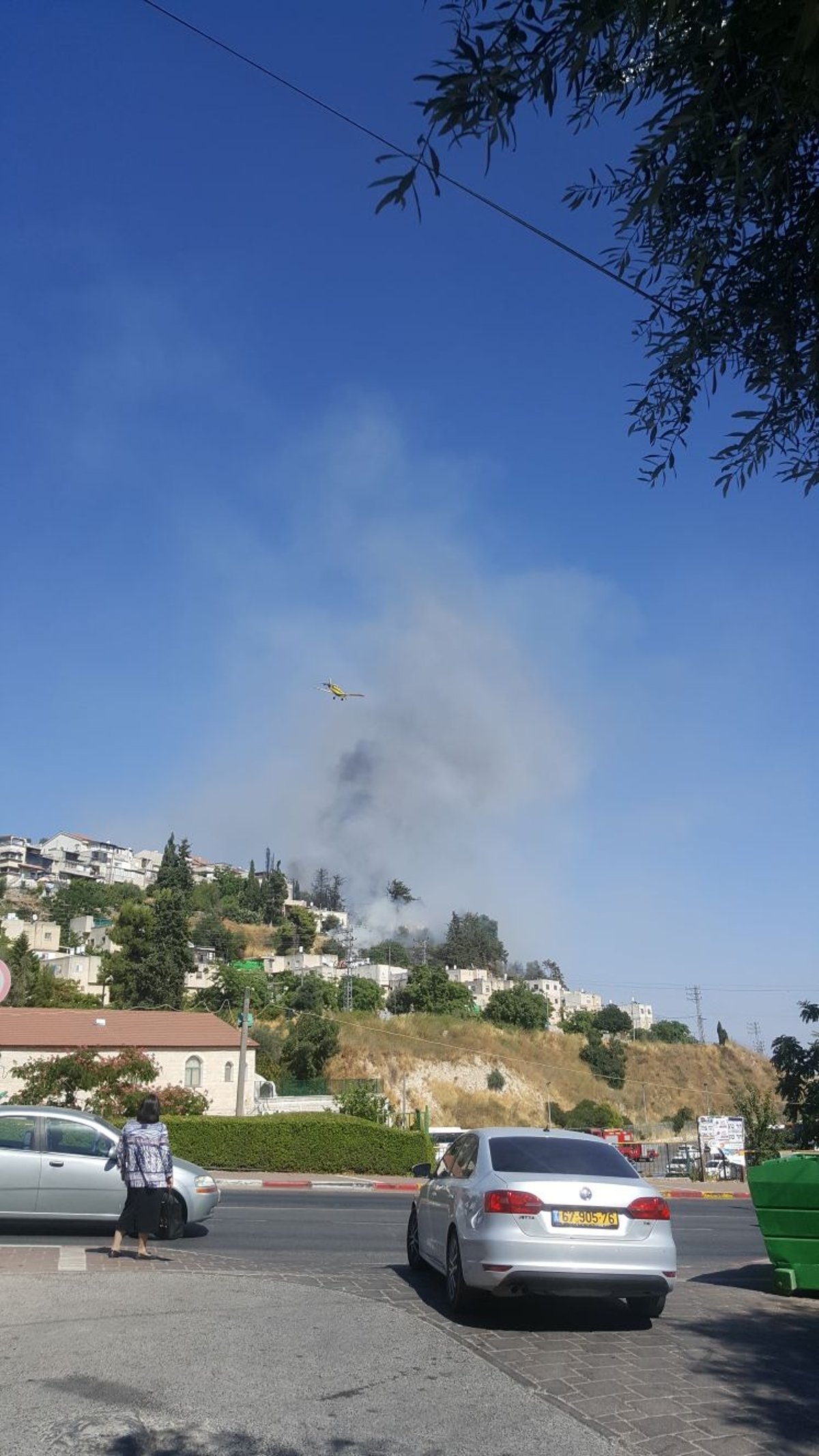 שריפת ענק בצפת: 8 נפגעו, עשרות בתים פונו • צפו