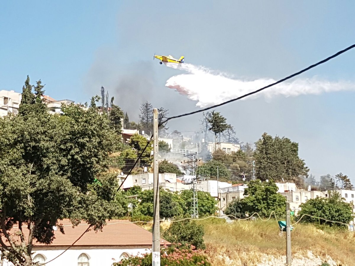 שריפת ענק בצפת: 8 נפגעו, עשרות בתים פונו • צפו