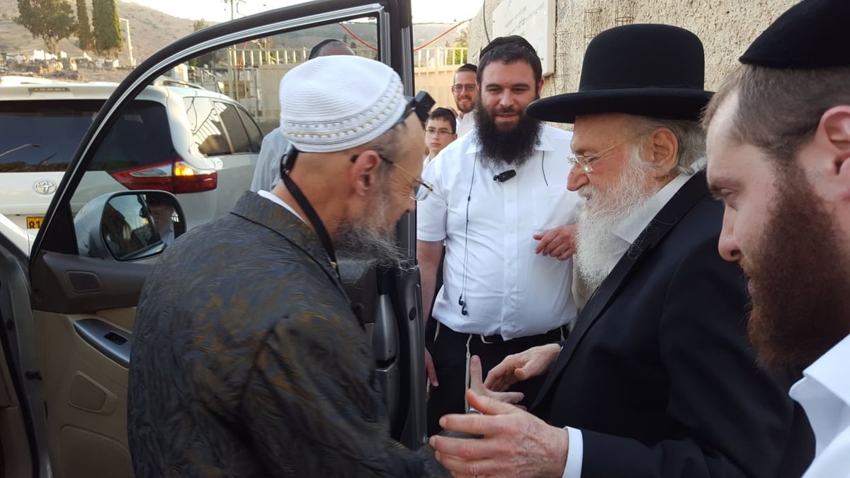 המקובל הרב דב קוק עלה עם דודיו לציון סבו