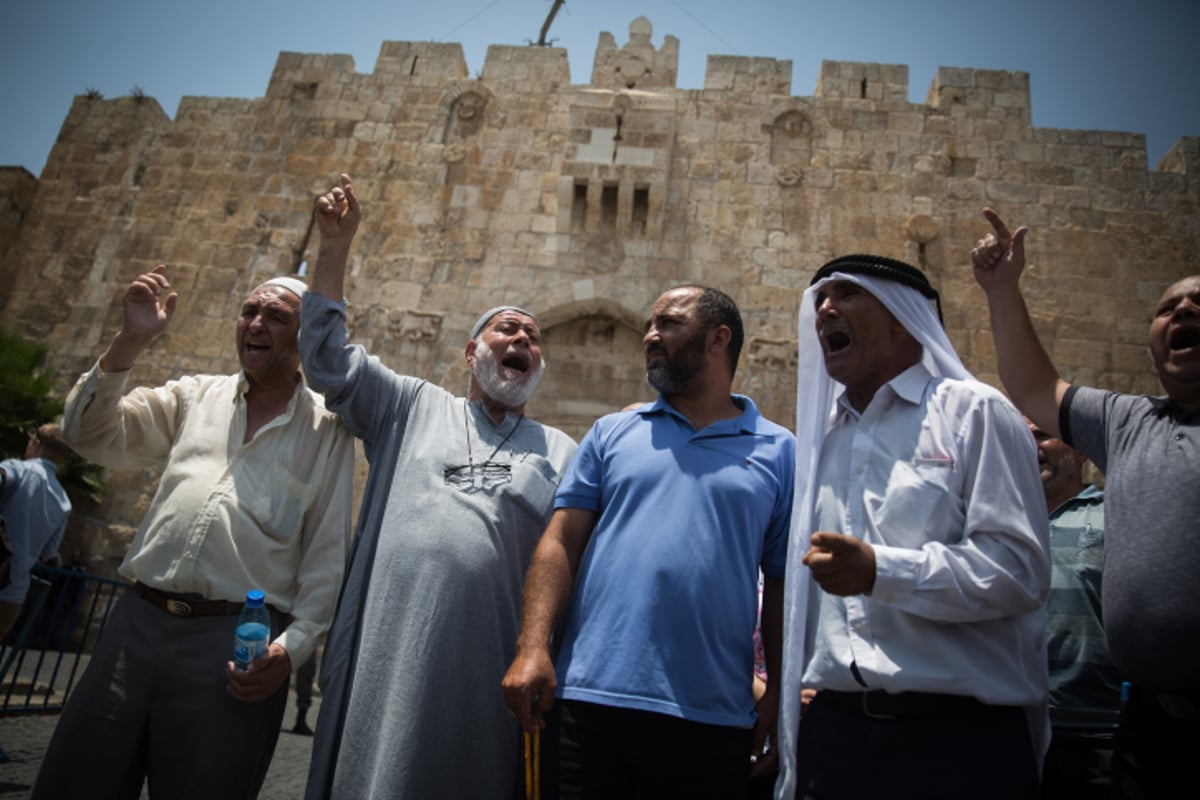 מוסלמים מאיימים בכניסה להר הבית: "צבא מוחמד מוכן"