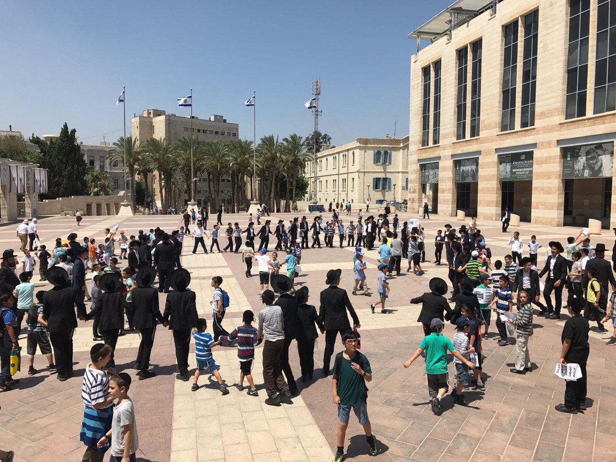 ילדי 'סנהדרין' הפגינו נגד ניר ברקת: "רק כי אנחנו ספרדים"