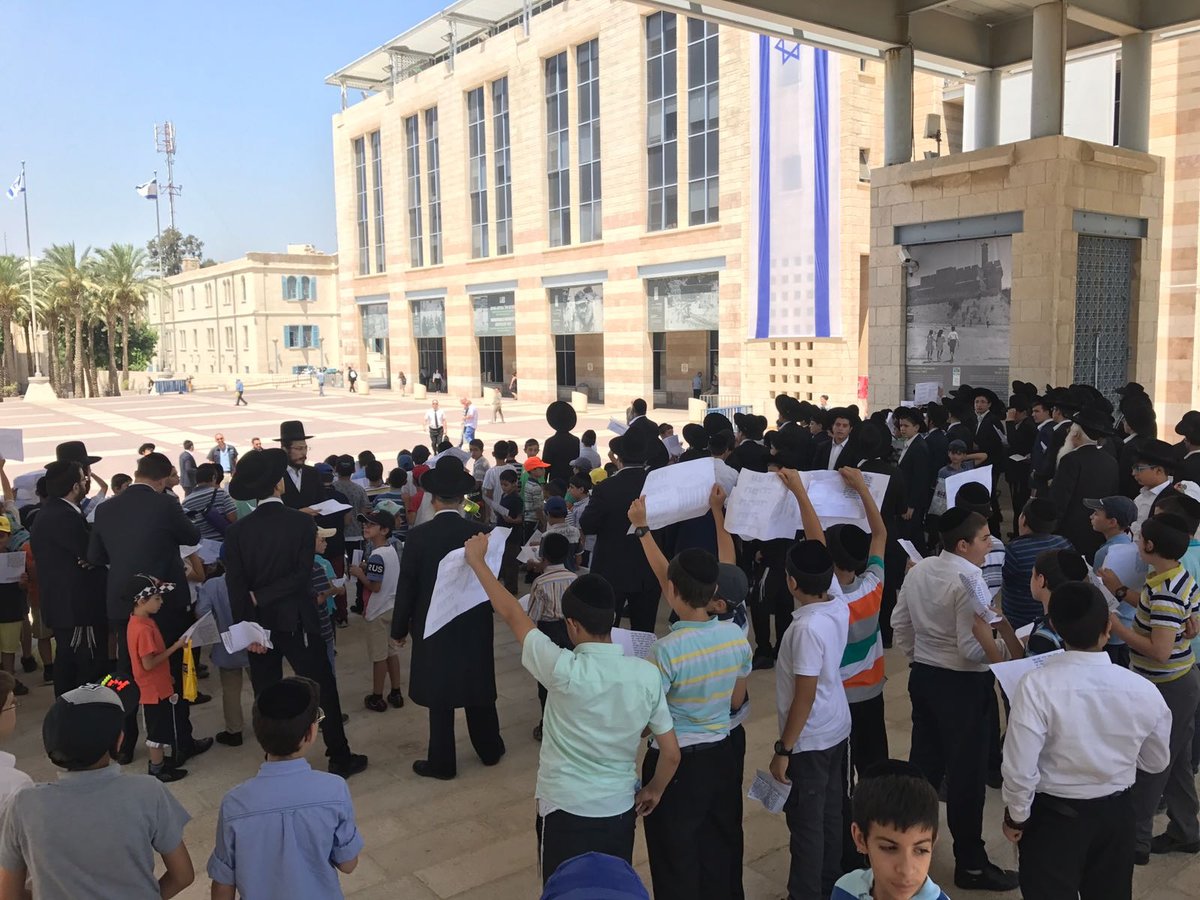 ילדי 'סנהדרין' הפגינו נגד ניר ברקת: "רק כי אנחנו ספרדים"