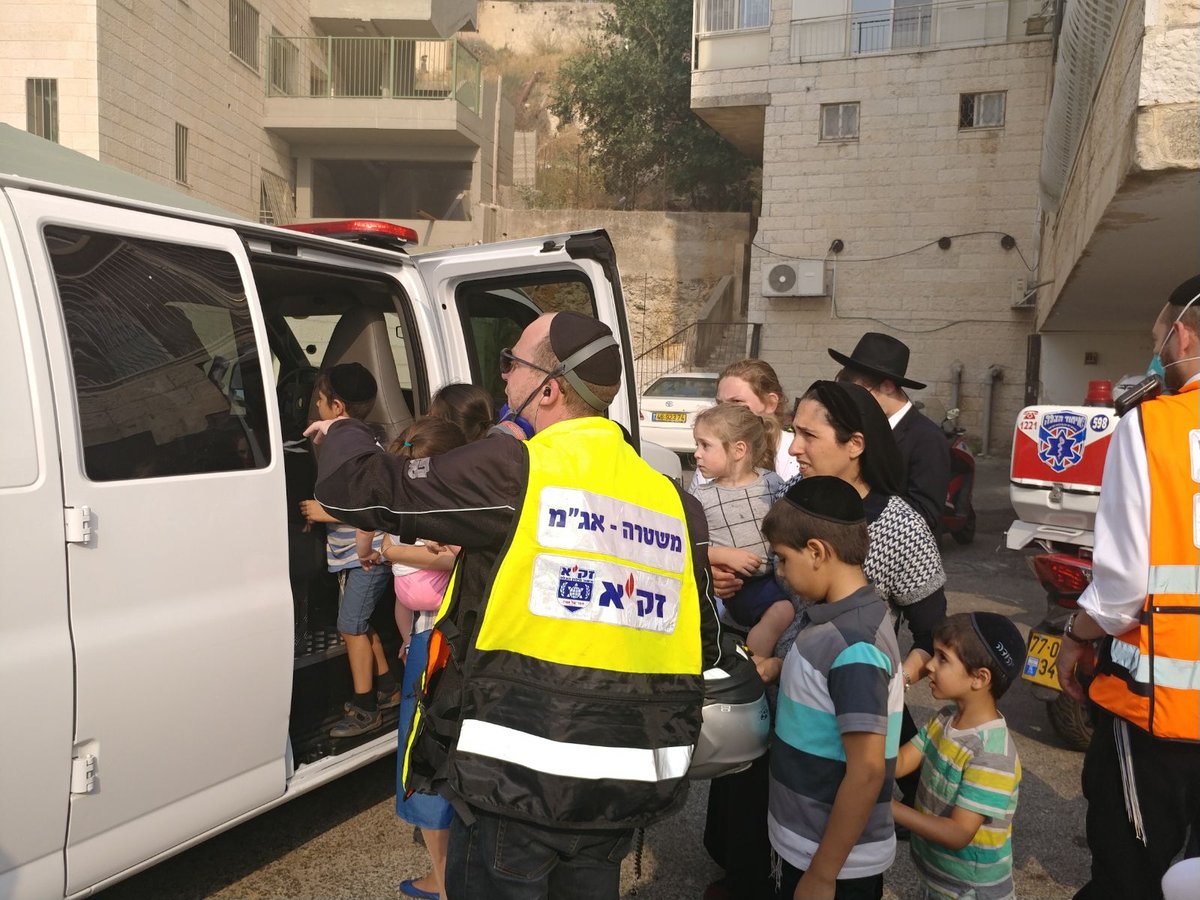 העשן הסמיך - וההוראה: "על תושבי רוממה להסתגר בבתיהם"