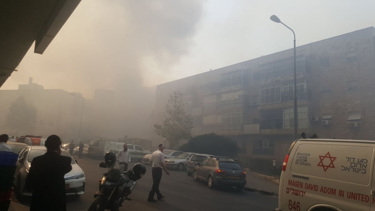 העשן הסמיך - וההוראה: "על תושבי רוממה להסתגר בבתיהם"