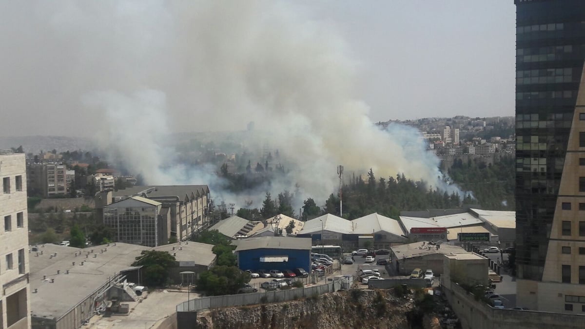 העשן הסמיך - וההוראה: "על תושבי רוממה להסתגר בבתיהם"