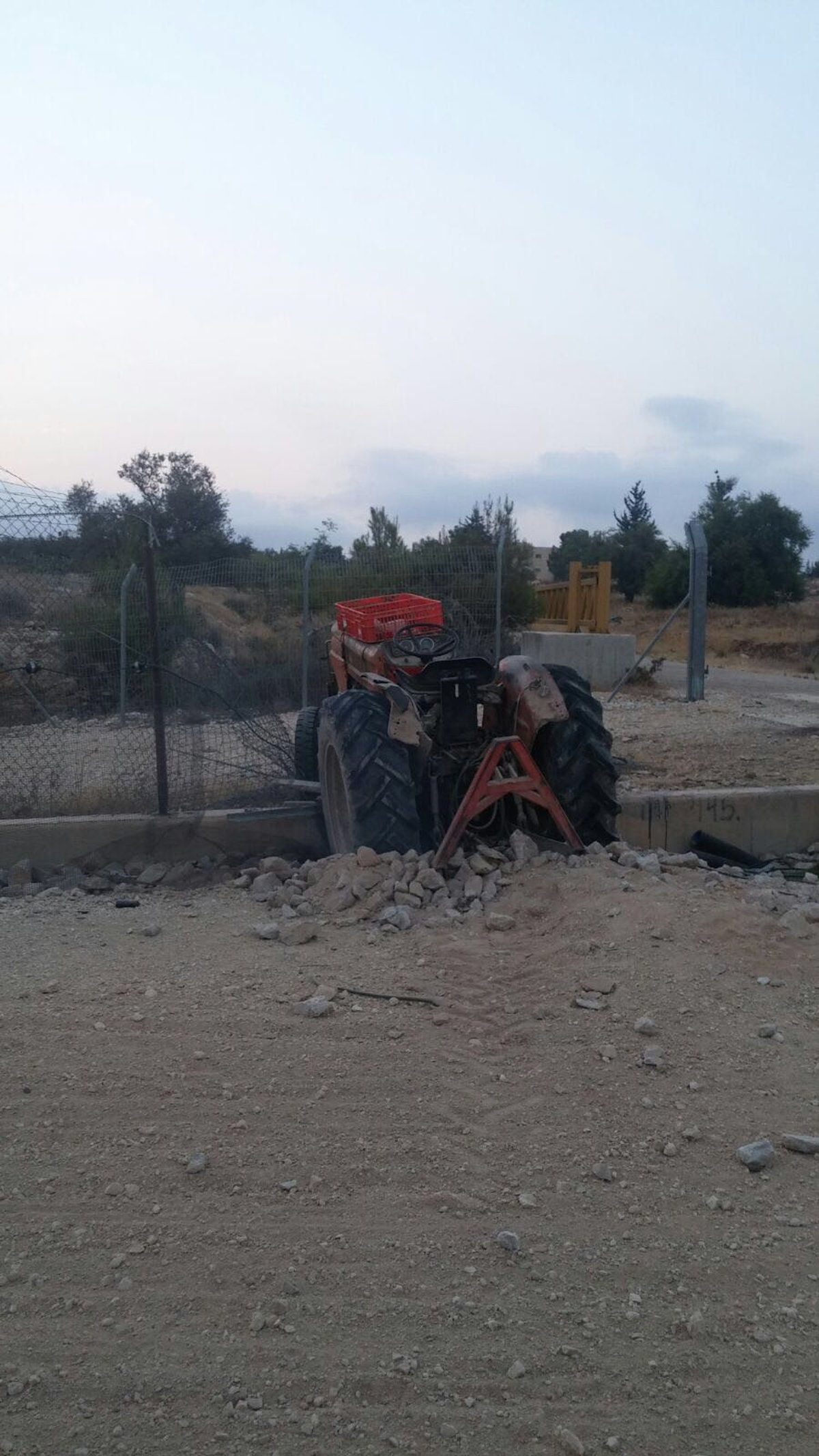 טרקטור נגנב וננטש על ידי הגנבים ליד הגדר