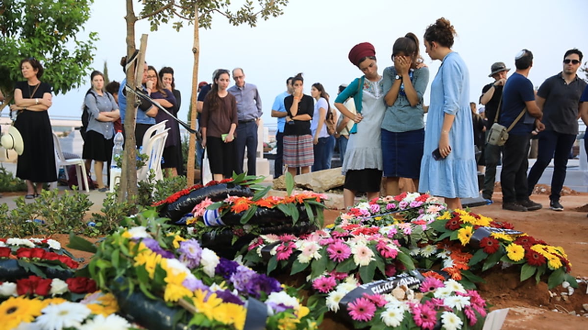 קבריהם של יוסף, חיה ואלעד סלומון ז"ל, אחרי ההלוויה אתמול