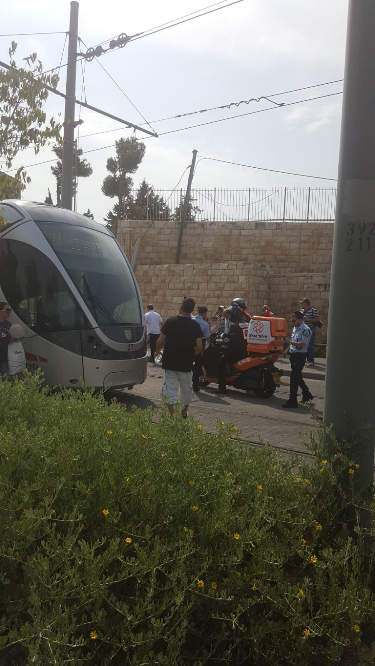 ילד חרדי רכב על אופניו ונדרס על ידי הרכבת הקלה