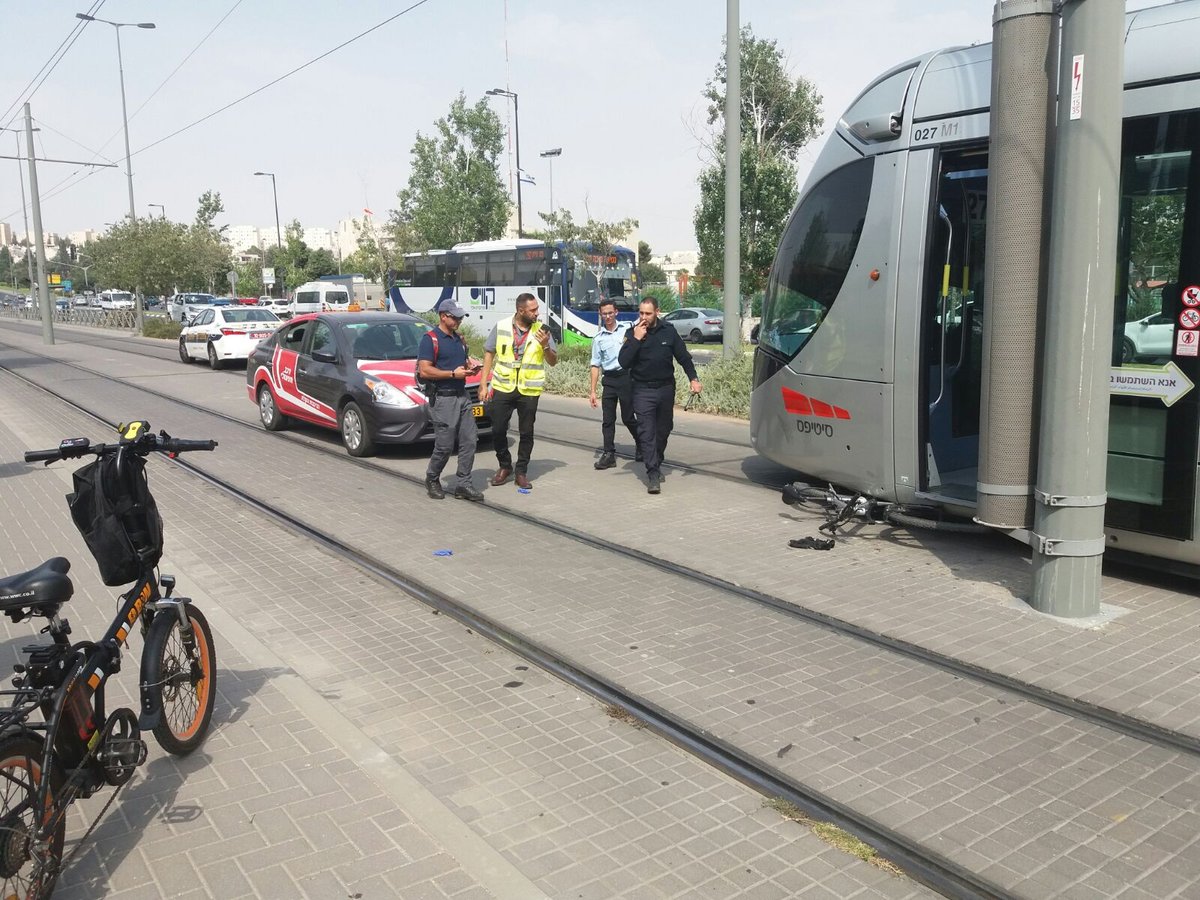 ילד חרדי רכב על אופניו ונדרס על ידי הרכבת הקלה