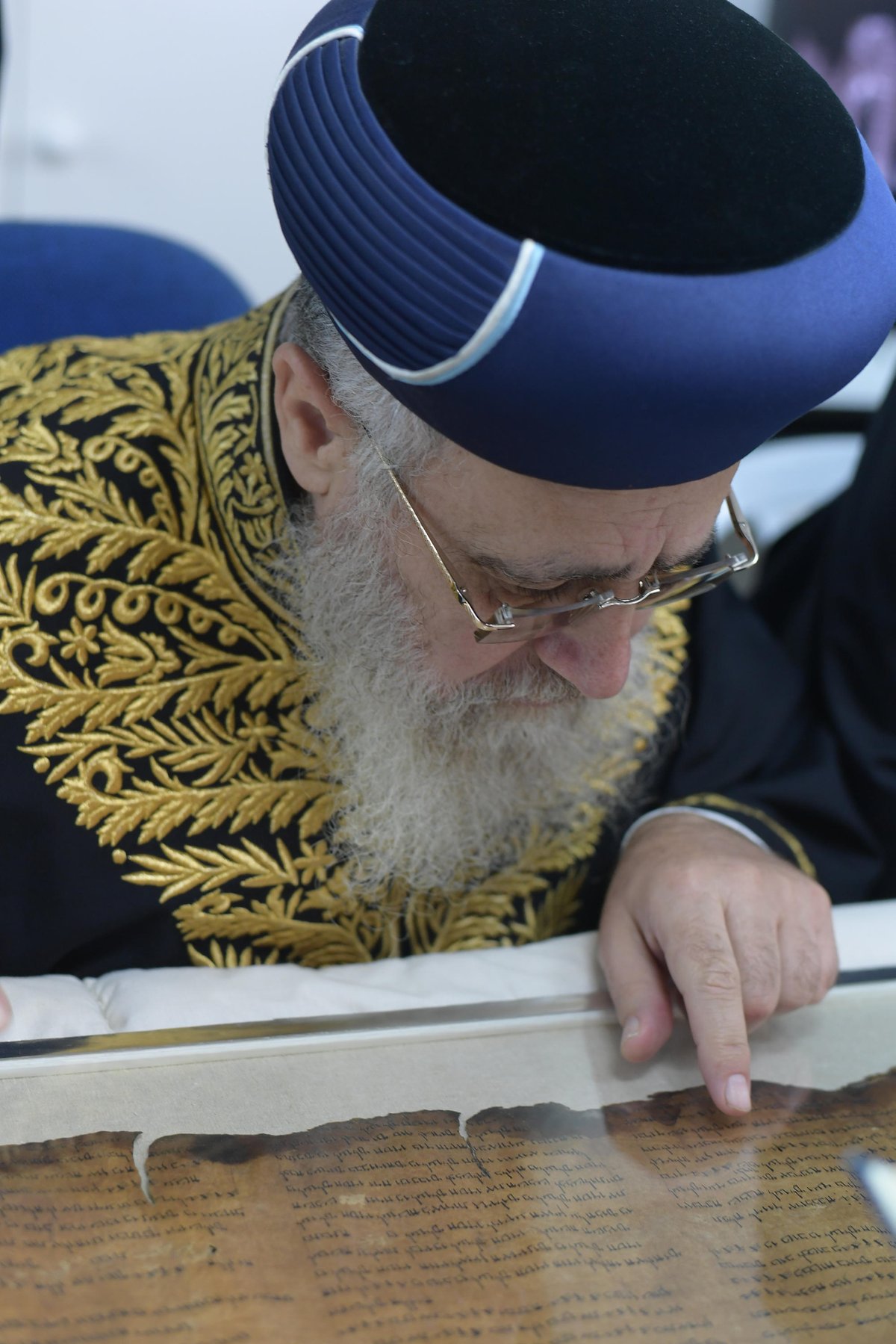 הראשון לציון התרגש ממגילת איכה הקדומה • צפו