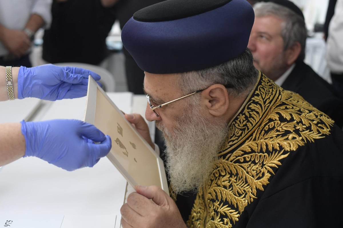 הראשון לציון התרגש ממגילת איכה הקדומה • צפו