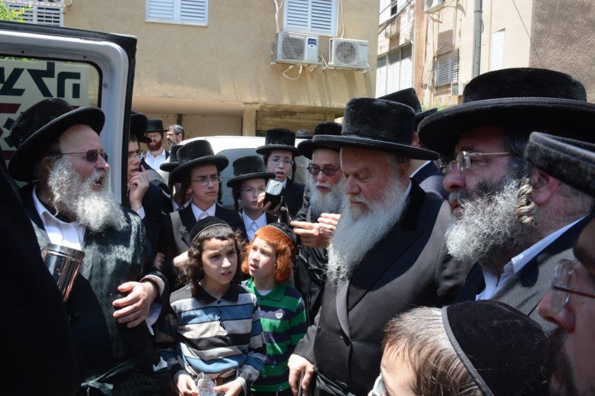 הרבנים והאדמו"רים אמרו קדיש אחר מיטת הרב אברהם הלפרין ז"ל • צפו