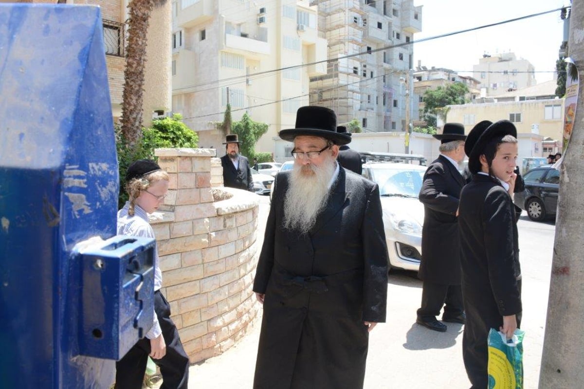 הרבנים והאדמו"רים אמרו קדיש אחר מיטת הרב אברהם הלפרין ז"ל • צפו