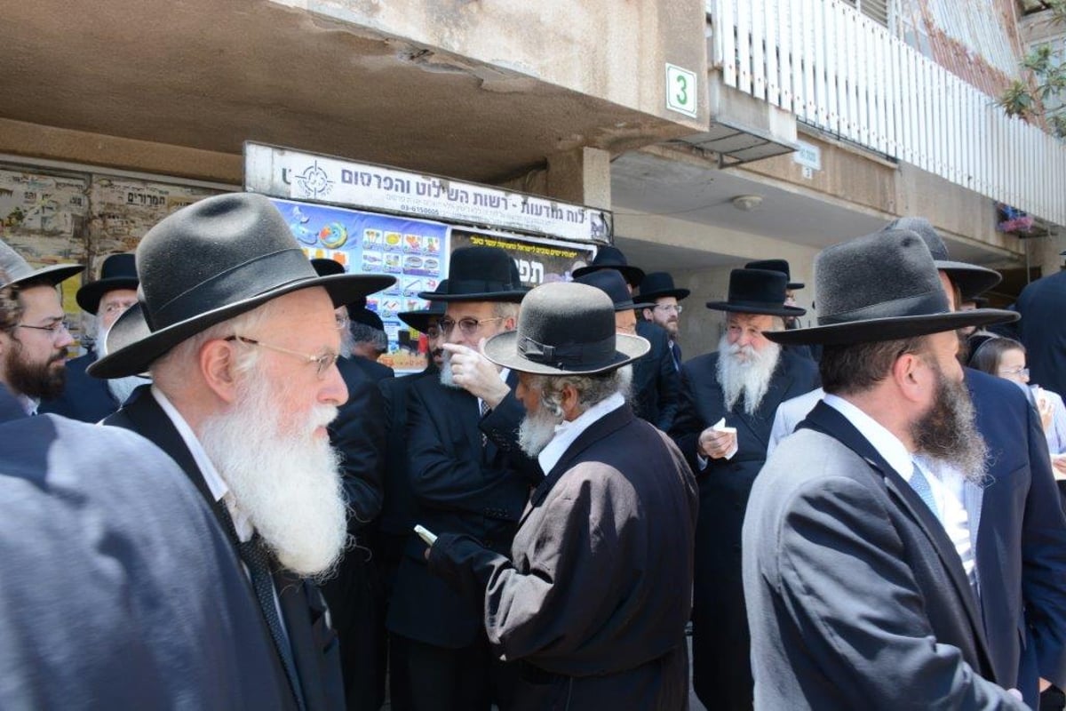 הרבנים והאדמו"רים אמרו קדיש אחר מיטת הרב אברהם הלפרין ז"ל • צפו