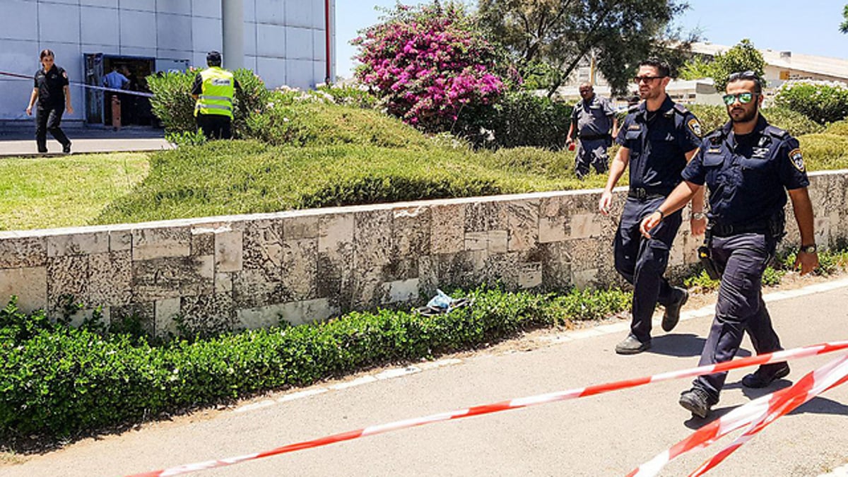 פצוע קשה מפיגוע דקירה בתוך מרכול ביבנה