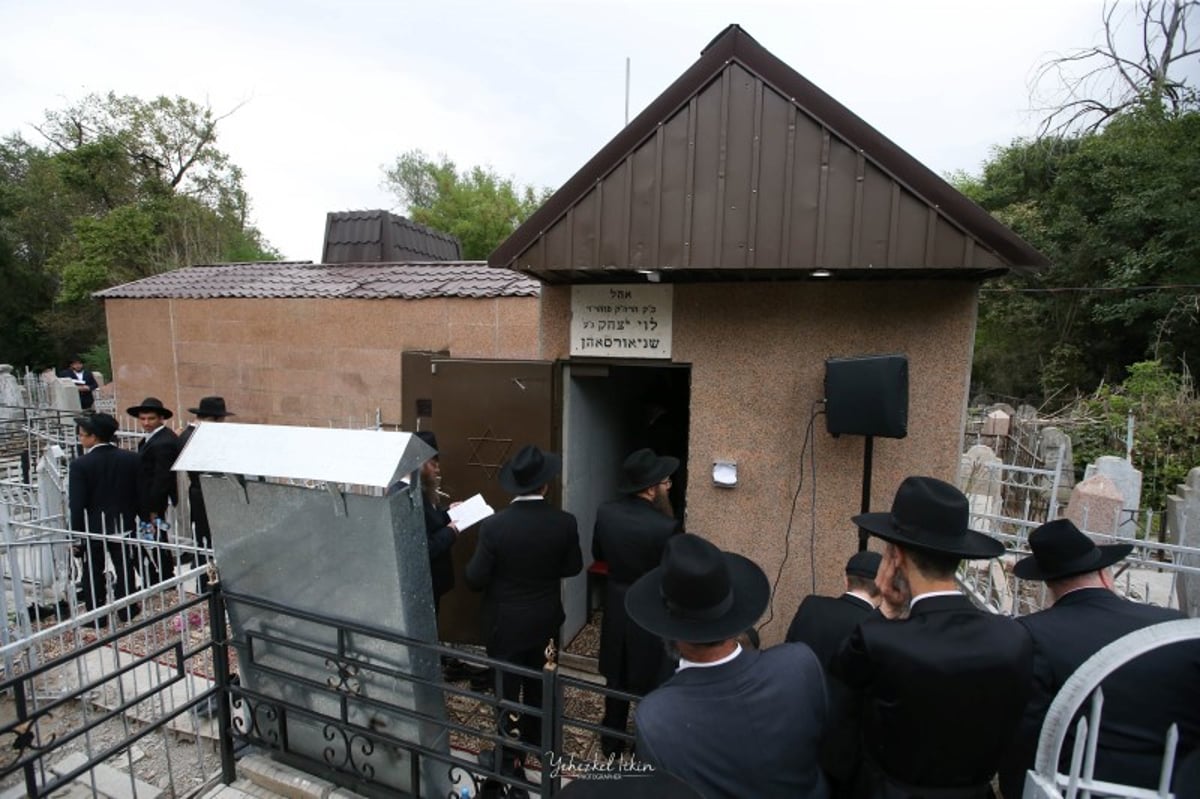 קזחסטאן: עלייה לקבר אביו של הרבי מליובאוויטש. צפו