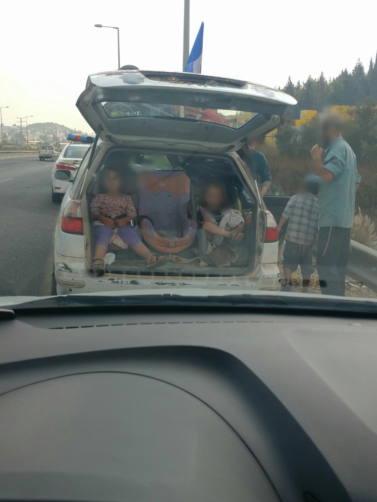 השוטרים נדהמו: תשעה ילדים ברכב פרטי • צפו