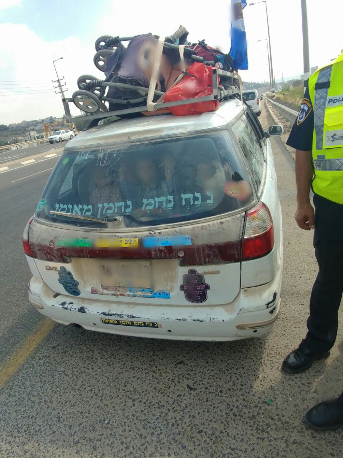 השוטרים נדהמו: תשעה ילדים ברכב פרטי • צפו