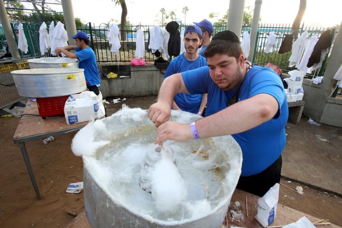 צפו: מרדכי בן דוד מופיע בפני ילדים חולים