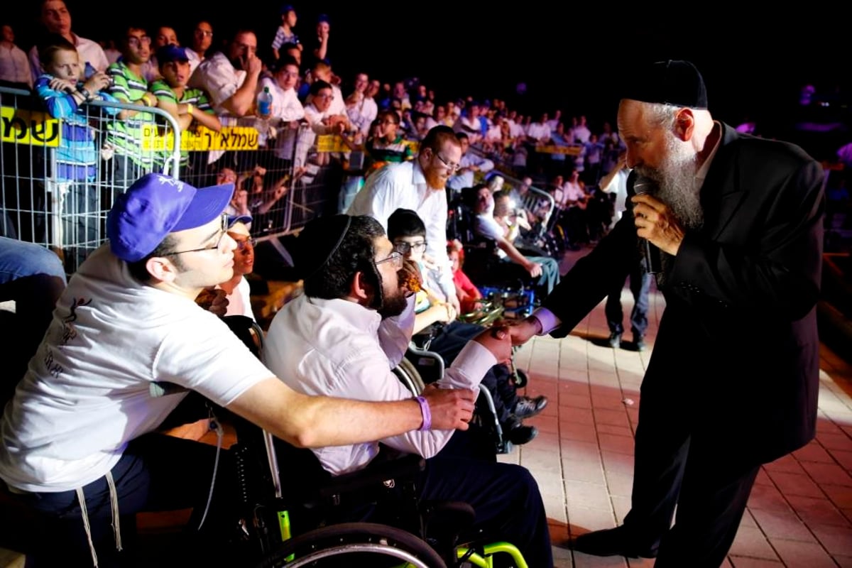 צפו: מרדכי בן דוד מופיע בפני ילדים חולים