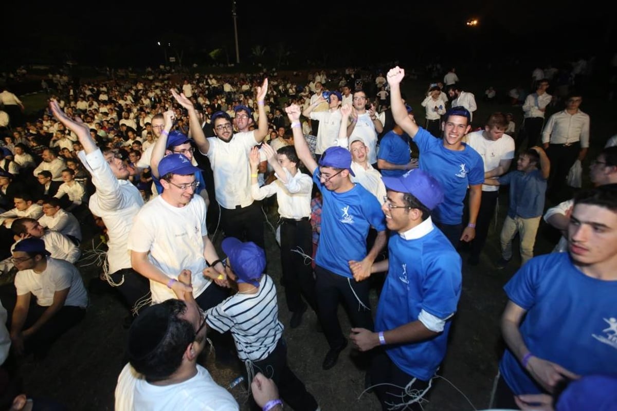 צפו: מרדכי בן דוד מופיע בפני ילדים חולים