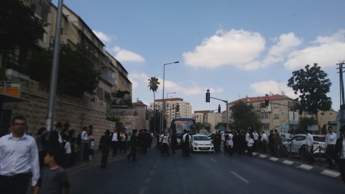 חרדים קיצונים חסמו את רח' שרי ישראל • צפו