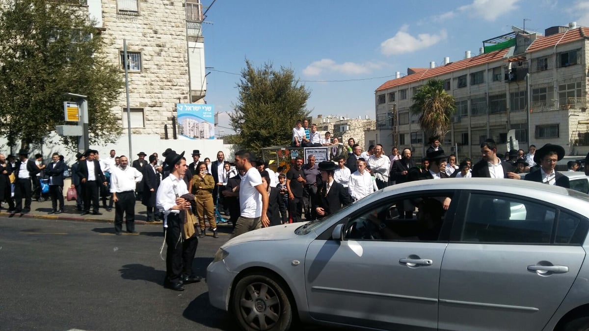 חרדים קיצונים חסמו את רח' שרי ישראל • צפו