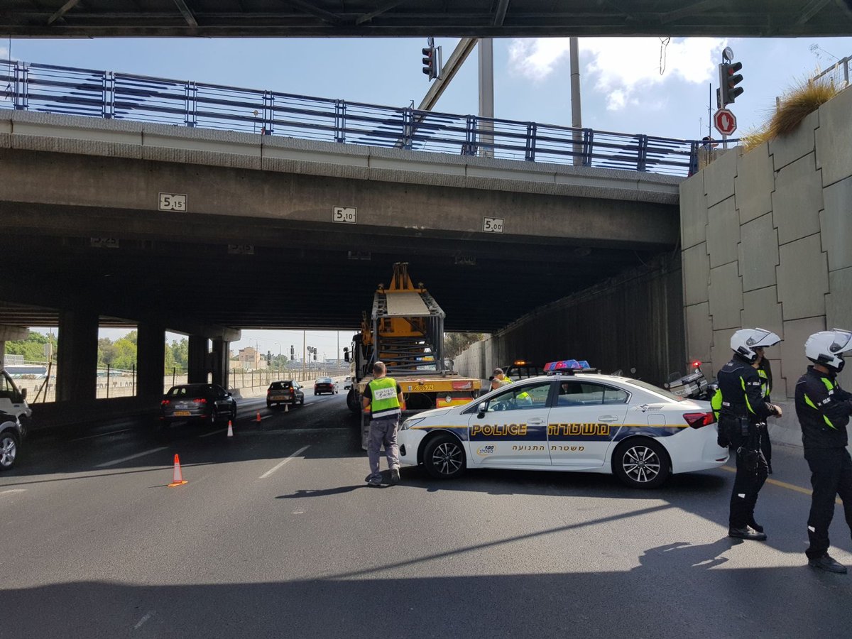 בפעם ה-3 בתוך שבוע: משאית עם מנוף פתוח התנגשה בגשר