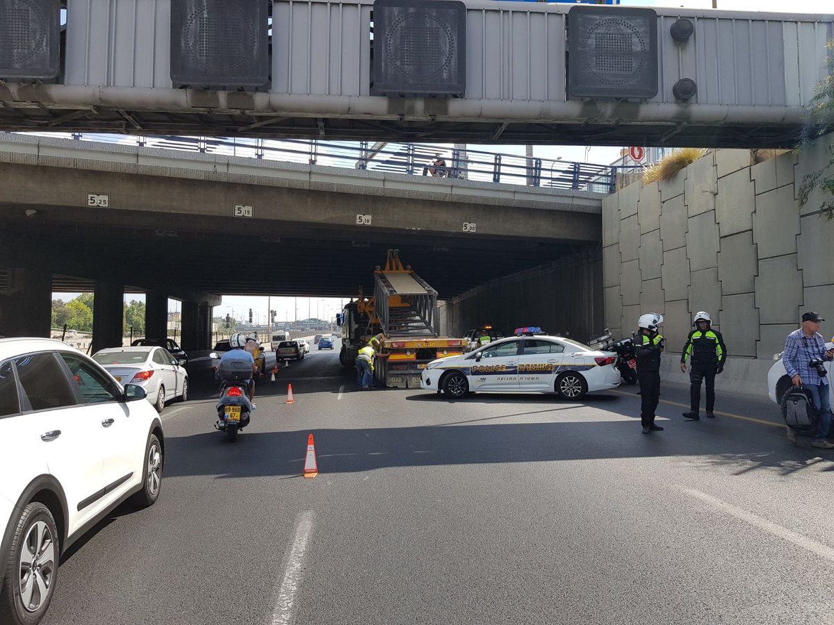 בפעם ה-3 בתוך שבוע: משאית עם מנוף פתוח התנגשה בגשר