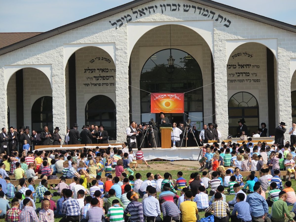 ילדי סאטמר במעמד ליקוי חמה • גלריה