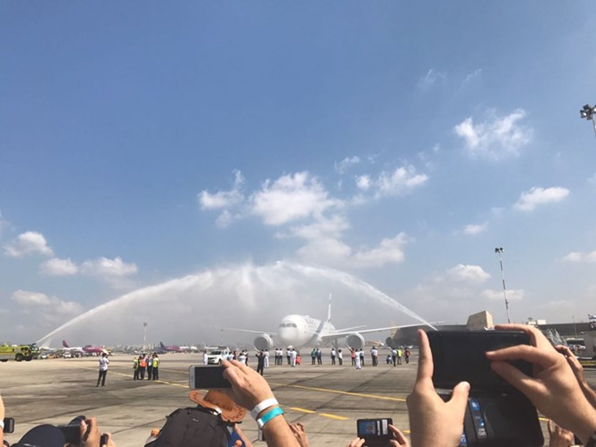 צפו: מטוס הדרימליינר התקבל בטקס המוני