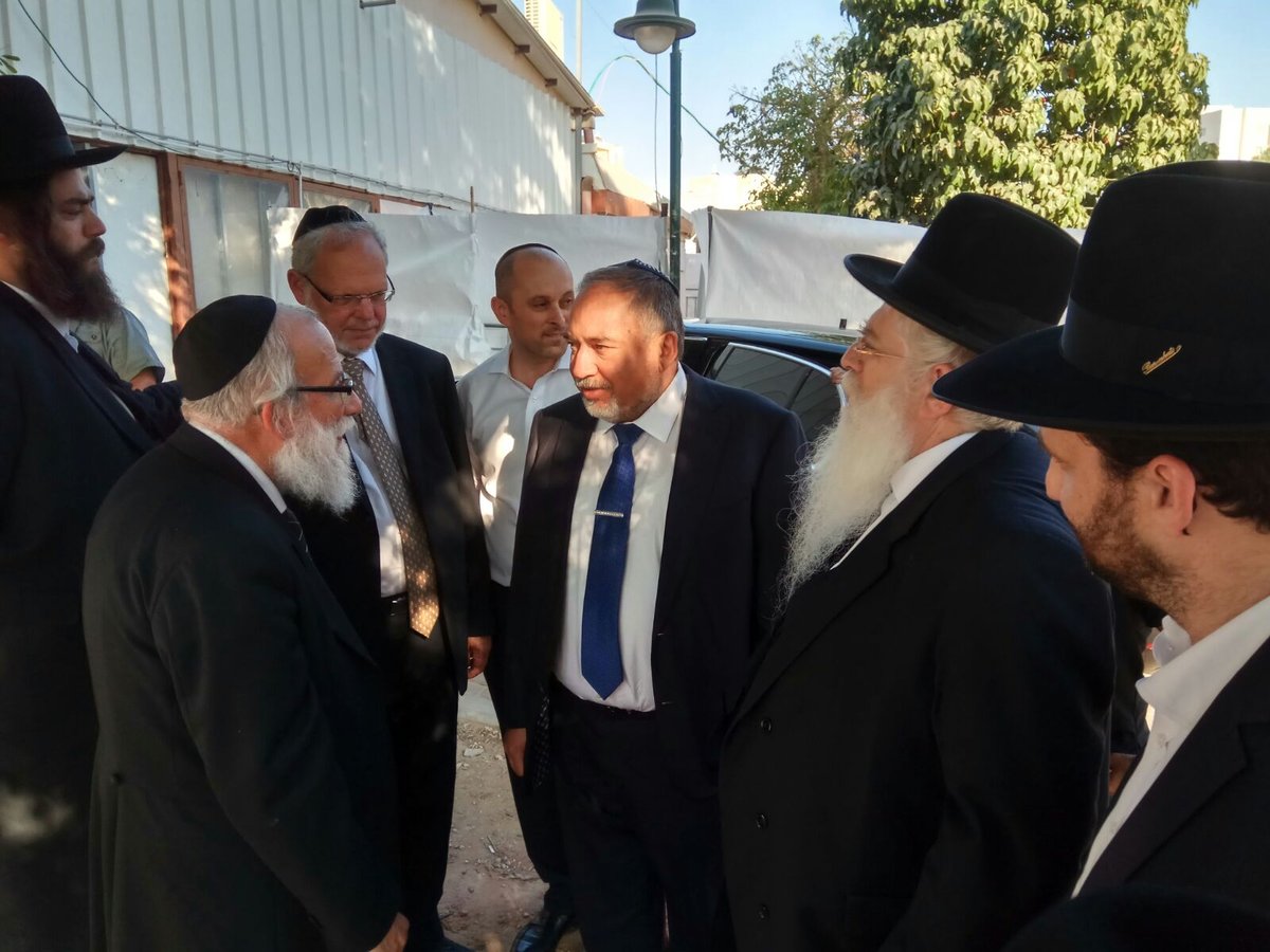 שר הביטחון ליברמן ביקר בישיבת 'תורה בתפארתה'